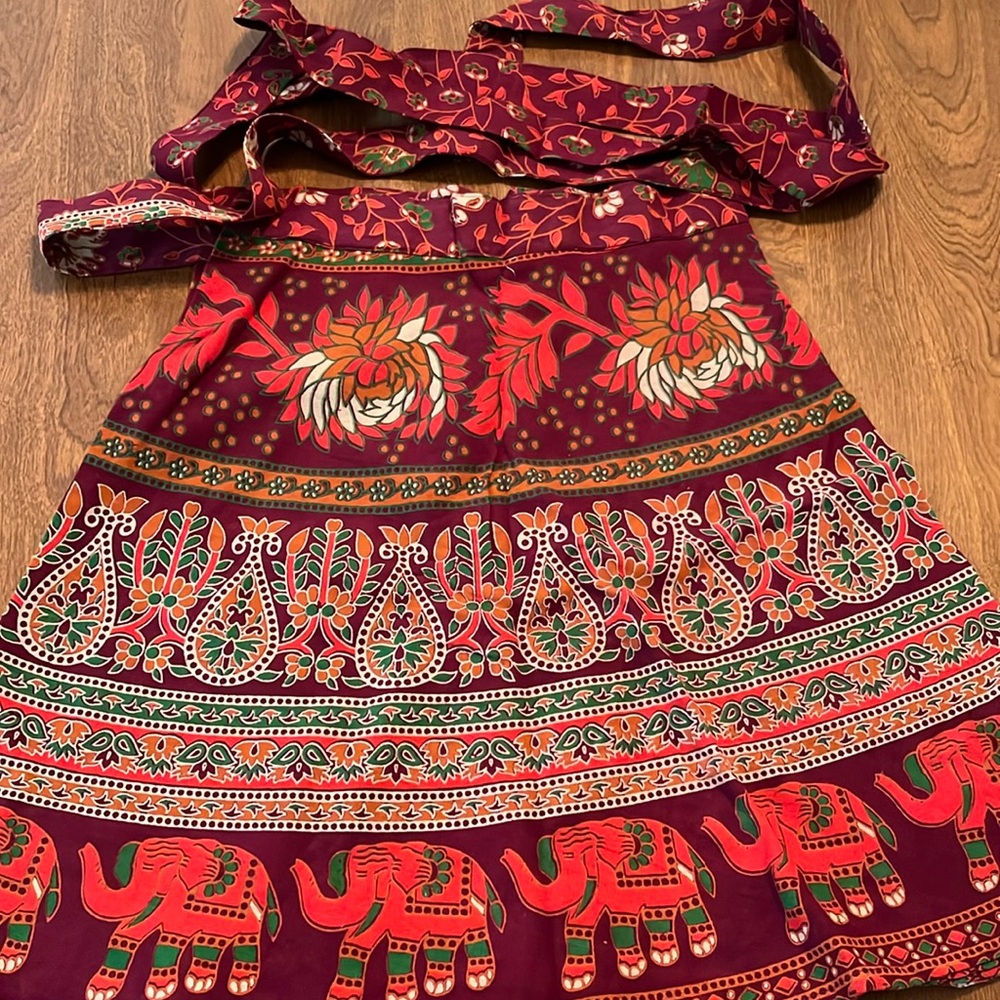 Like new 100% cotton wrap skirt from Darn Good Yarn.  Fits sizes 14 - 20 .